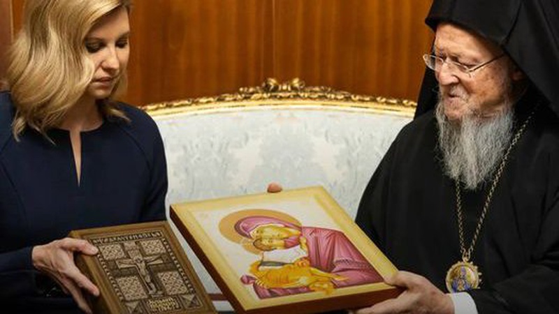 Перша леді України подарувала Вселенському патріарху копію Луцького псалтиря