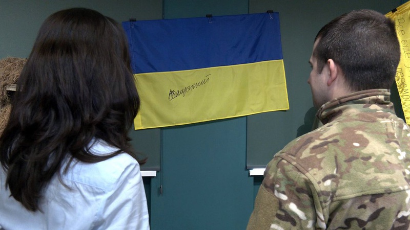 До Волинського краєзнавчого музею передали прапор з підписом Залужного