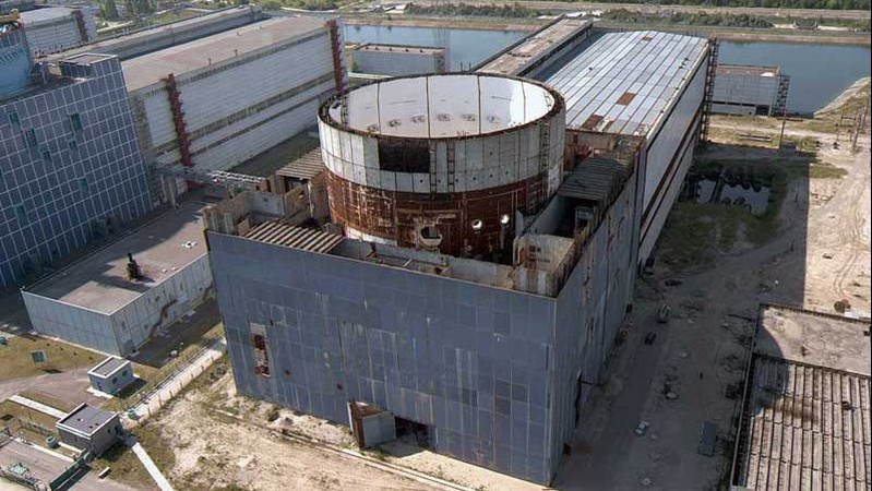 Через російський обстріл зупинився один з блоків реактора на Хмельницькій АЕС