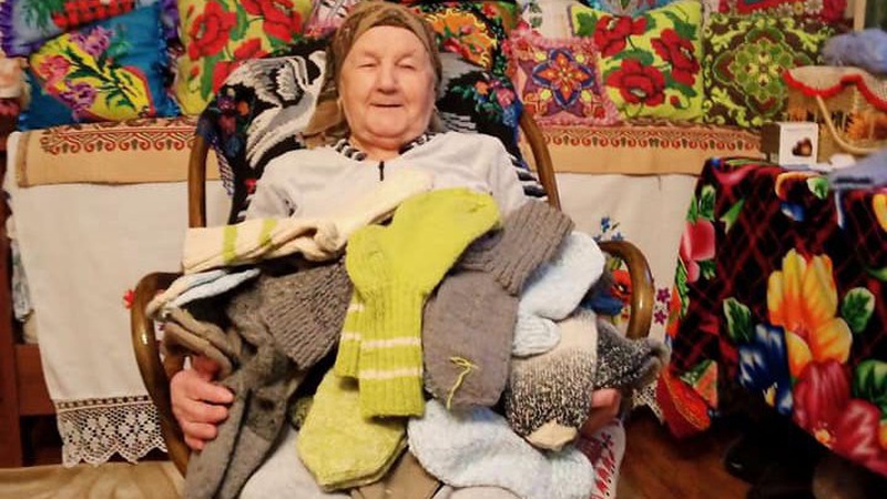 92-річна жителька села під Луцьком в’яже шкарпетки для українських воїнів