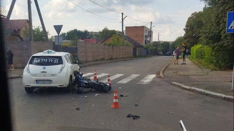 У Луцьку сталася аварія: мотоцикліст і пасажирка травмовані