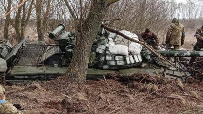 Окупанти нищать власну бойову техніку і видають її за «підбиту українську»