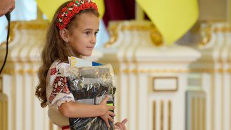 Зеленський нагородив доньку загиблого воїна волинської бригади
