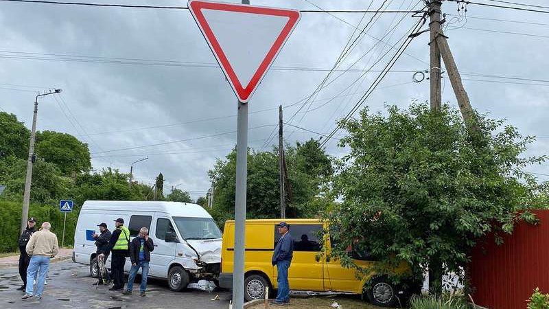У Нововолинську на перехресті зіткнулися два буса – постраждалу забрала «швидка».ФОТО