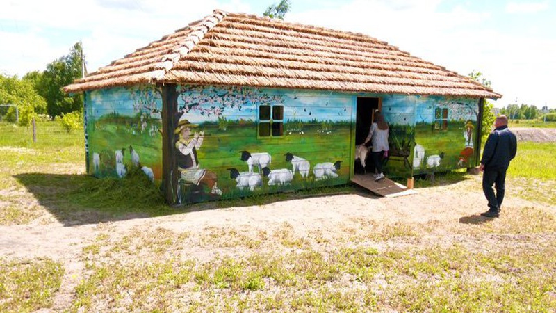 Розмальована ферма: в господарстві на Волині прикрасили будівлі в українському стилі