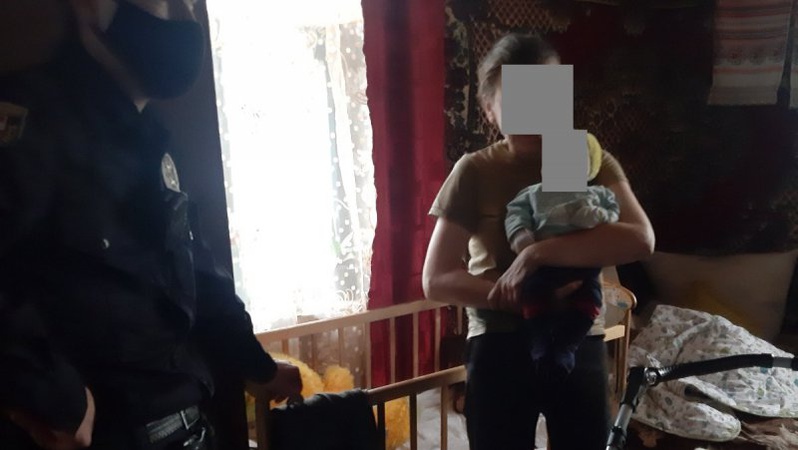 На Волині двох занедбаних і кволих малюків забрали від п’яної матері у лікарню