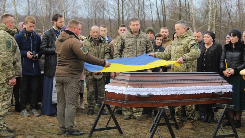 Шацька громада на колінах зустріла захисника України Олександра Мохнюка