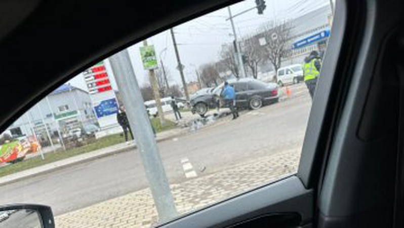У Луцьку – аварія на перехресті: автівка в’їхала у стовп. ФОТО. ВІДЕО