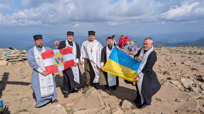 Молилися за Україну: священники Волинської єпархії піднялися на Говерлу