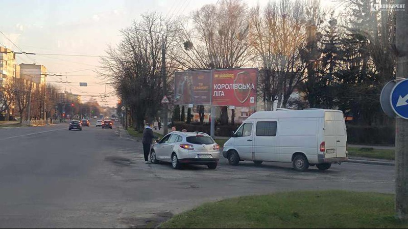 У Луцьку трапилась ДТП: водій «Рено» надав перевагу в русі бусу. ФОТО