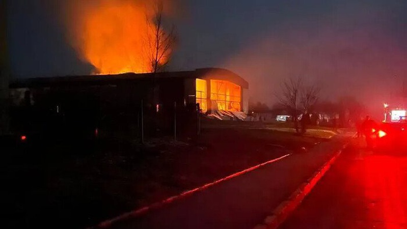 Внаслідок обстрілу Донеччини на льодовій арені «Альтаїр» спалахнула пожежа
