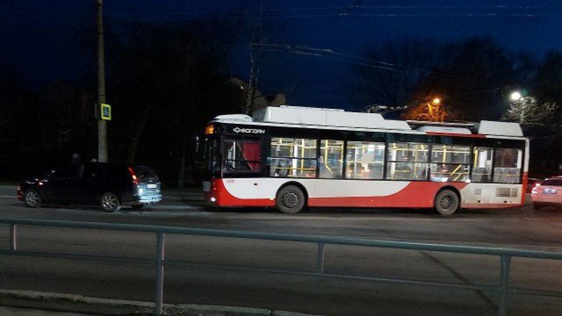 ДТП у Луцьку: зіткнулися тролейбус та легковий автомобіль