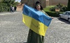 Волонтерка з Луцька розігрує прапор із підписом Залужного