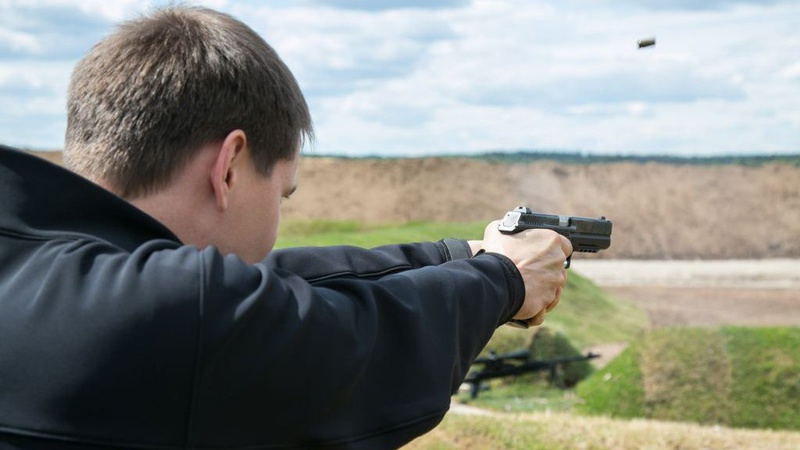 У Луцьку судили десятикласника, який стріляв з пістолета Макарова