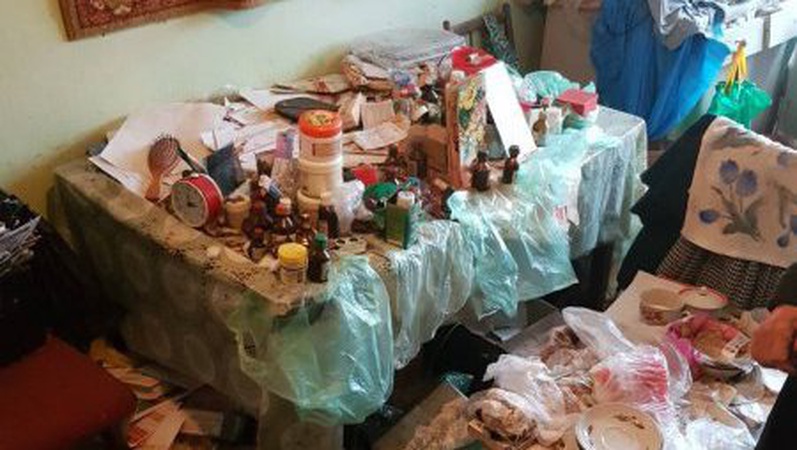 У Ківерцях бабуся завалила квартиру мотлохом та затопила сусідів. ВІДЕО