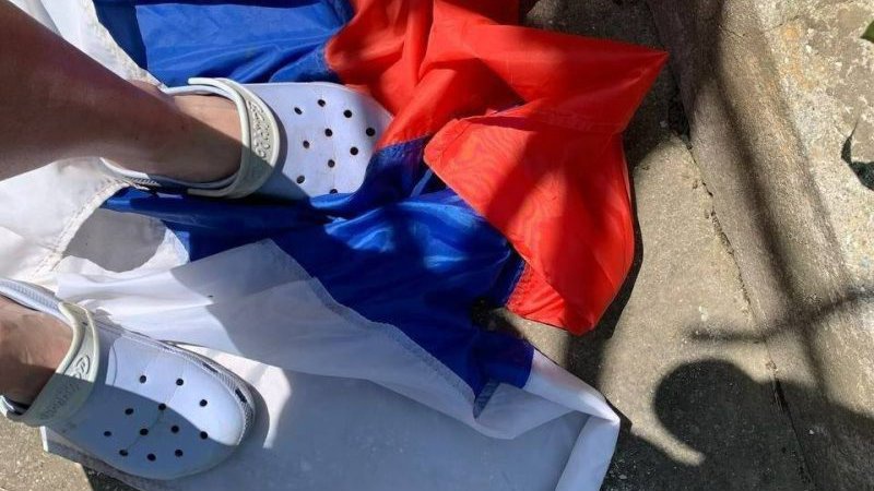 Селяни на Запоріжжі здали окупантам дівчину, яка порвала російський прапор