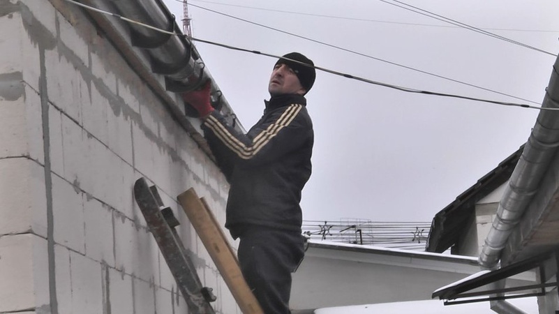 У Луцьку відбудовують дах будинку, пошкоджений ракетою