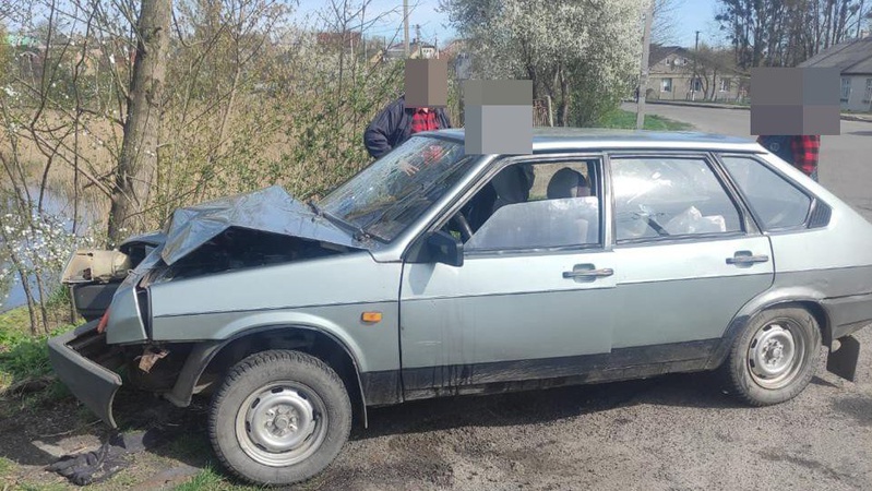 ДТП у Рожищі: автомобіль в’їхав у електроопору, постраждала пасажирка