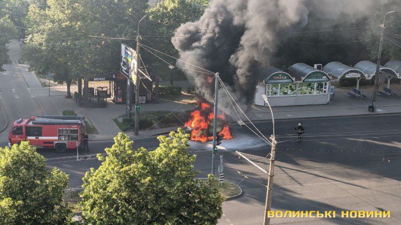 У Луцьку на проспекті Соборності згоріло авто. ФОТО