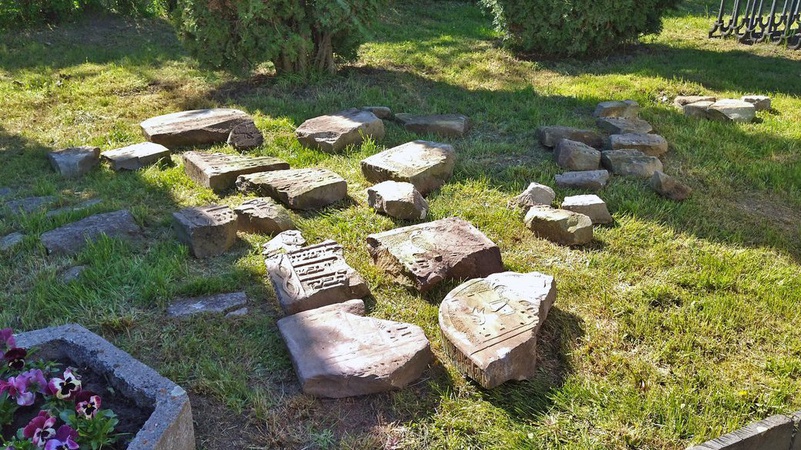 У центрі Луцька знайшли фрагменти надгробків з єврейських поховань.ФОТО