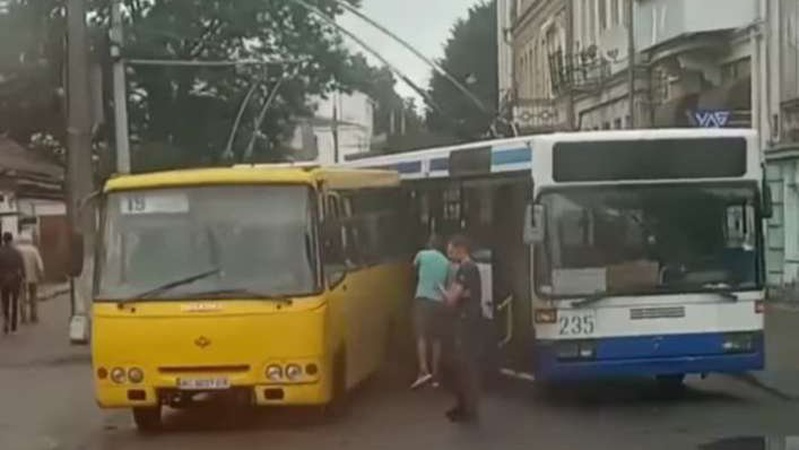 ДТП у Луцьку: зіткнулися маршрутка і тролейбус
