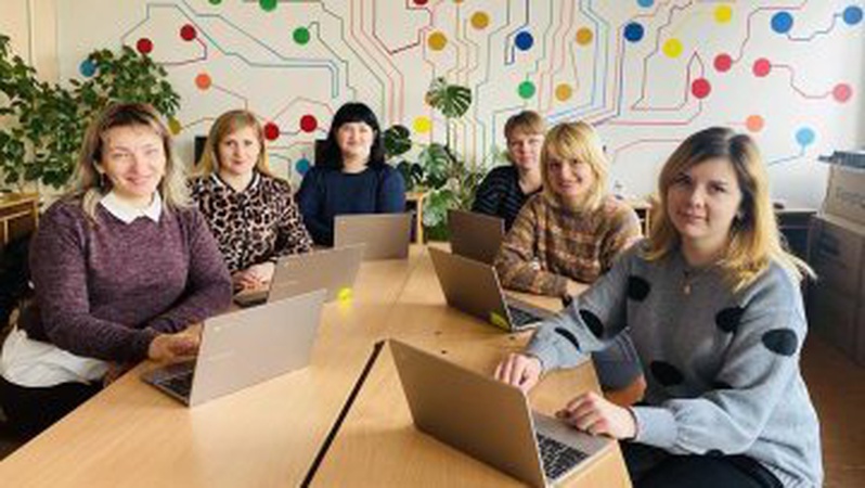 Волинські вчителі отримали ноутбуки від ЮНЕСКО і Google