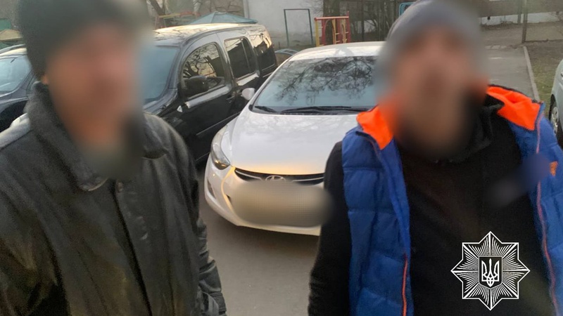 У Луцьку затримали підозрілих чоловіків, які ходили по під’їздах і фотографували службові авто