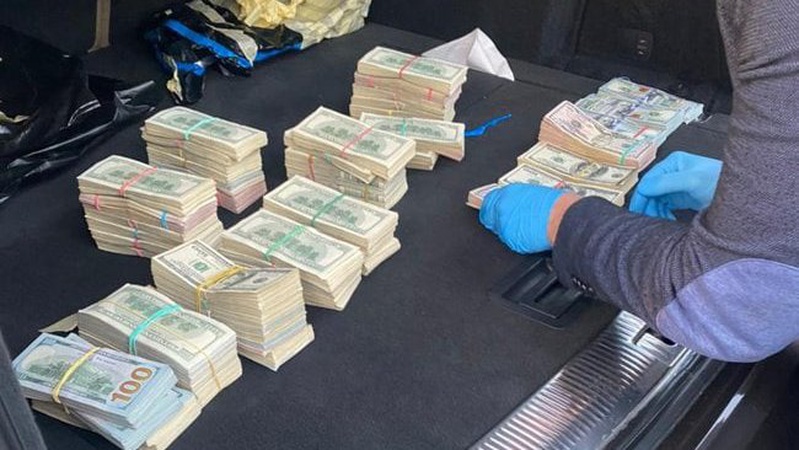 Відомі подробиці затримання волинського митника з $700 тисячам готівкою в салоні авто