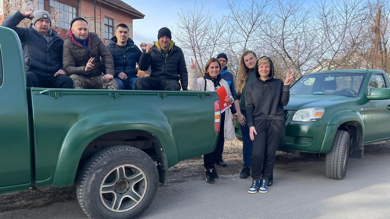 Волонтери передали машини для спецоперацій до Києва на передову