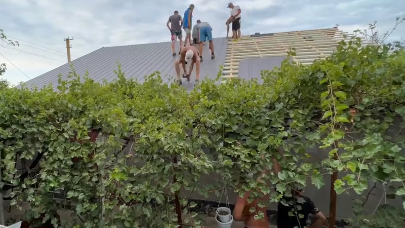 Волонтери з Волині відновили ще три дахи у будинках села на Херсонщині