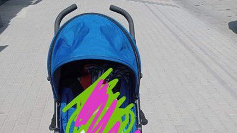 У Луцьку серед вулиці викрали дитячий візочок: зловмисницю оперативно встановили