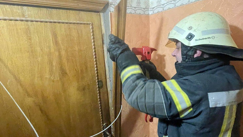 На Волині пожежники врятували жінку, яка випадково зачинилася на балконі будинку