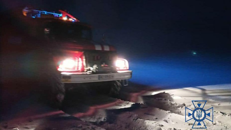Рятувальники Волині вивезли зі снігових заметів сім’ю з дитиною