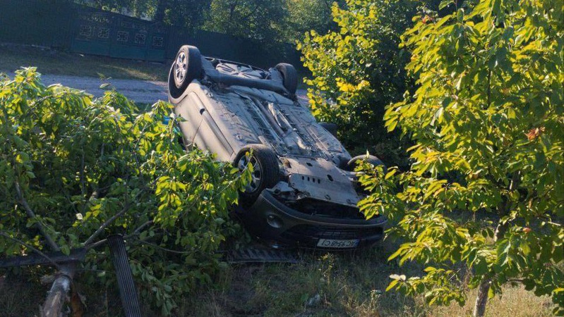 На Волині авто злетіло у кювет. Шукають свідків ДТП.