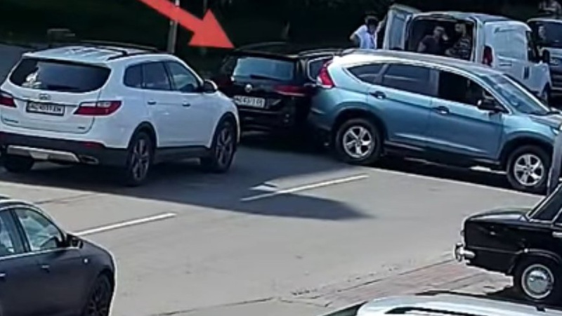 У Луцьку розшукують водійку, яка в’їхала в припарковане авто