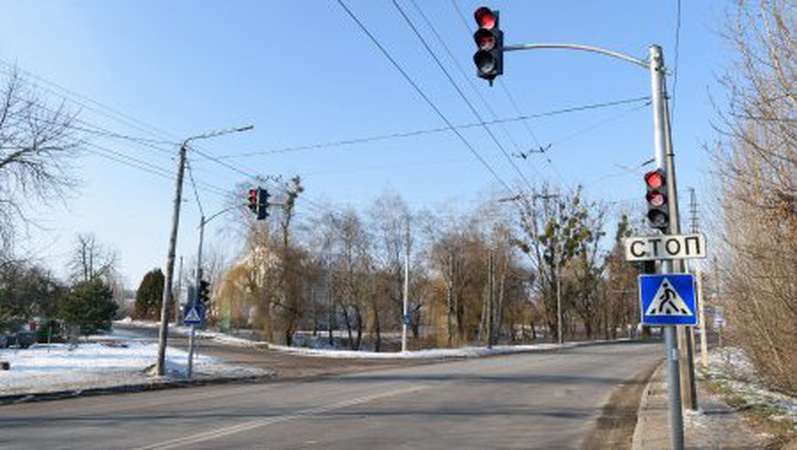 У Луцьку на розі двох вулиць встановили новий світлофор