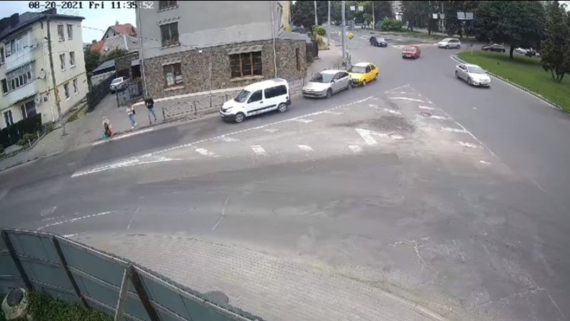 У Луцьку біля Яровиці зіткнулися дві автівки: відео моменту ДТП