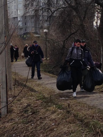 Студенти, викладачі і чиновники прибирали у Луцьку Сапалаївку