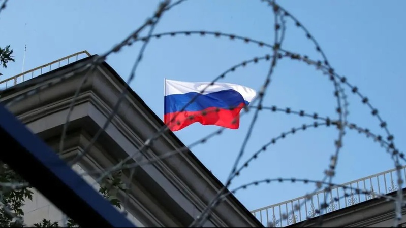 Окупанти полюють за підлітком, який в Маріуполі зірвав прапор росії