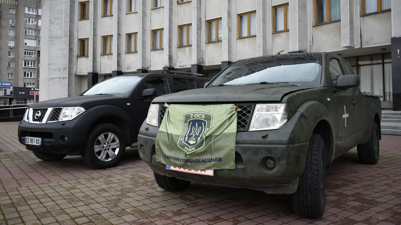 Волинським військовим на фронт передали два позашляховики