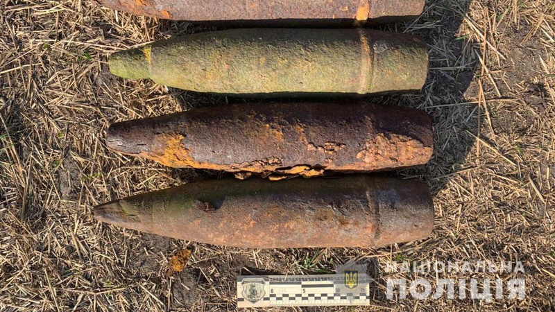 Волинянин, копаючи город, знайшов понад десяток артилерійських снарядів