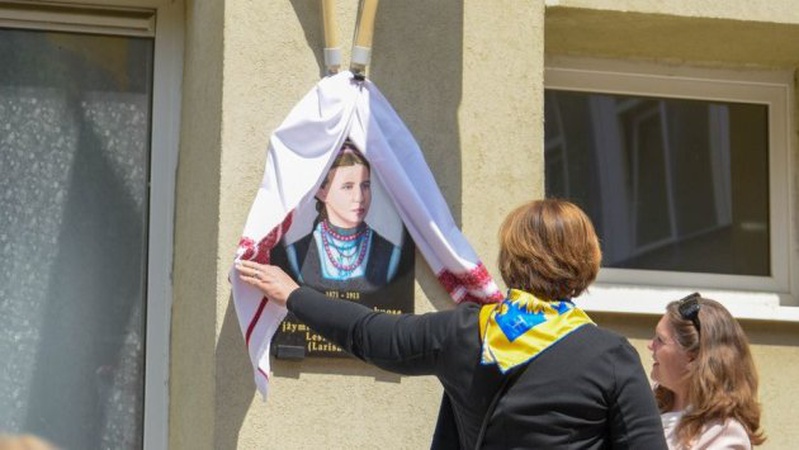 У Вільнюсі відкрили меморіальну дошку Лесі Українці