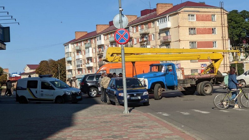 У Володимирі автокран врізався у легковик. ФОТО