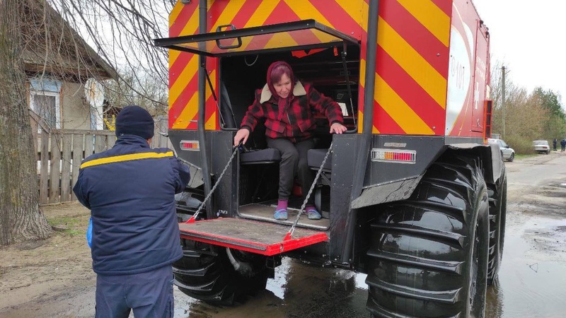 Волинські рятувальники допомагають долати наслідки весняної повені на Чернігівщині.ФОТО