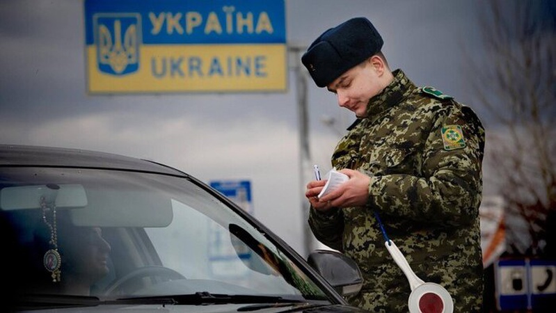 Багатодітні чоловіки не можуть виїхати з України: коментар ДПСУ