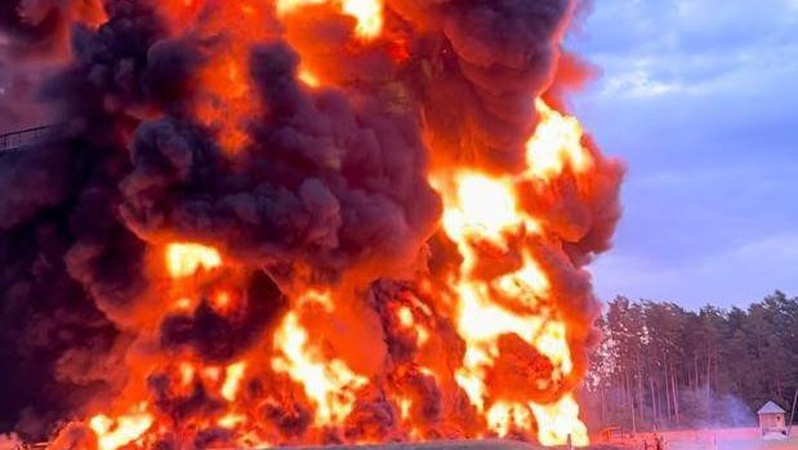 Показали наслідки обстрілу нафтобази на Рівненщині. ФОТО