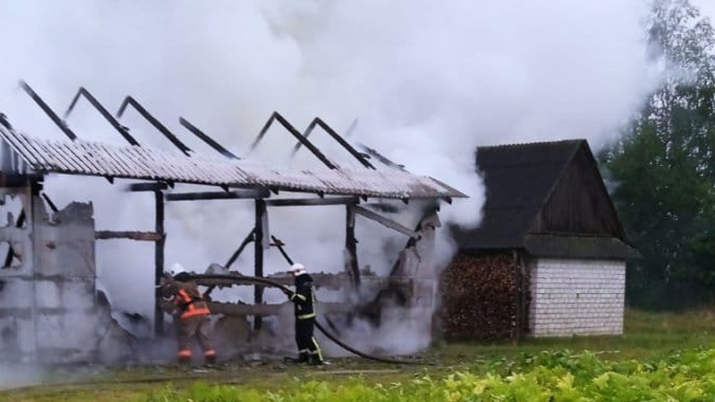 На Волині через блискавку спалахнули три будівлі