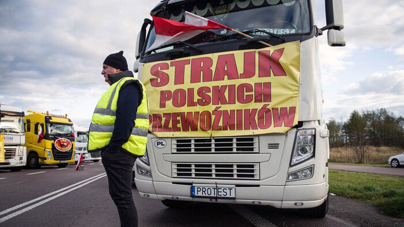 Уряд Польщі підписав угоду з фермерами, вони мають припинити блокаду кордону