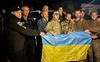 215 українських військових повернулося з полону: опубліковане відео