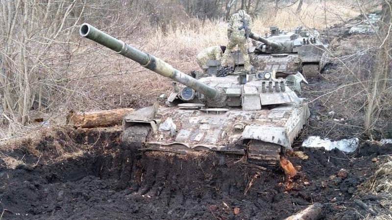 Українські воїни відкопали з болота покинуті російські танки. ФОТО